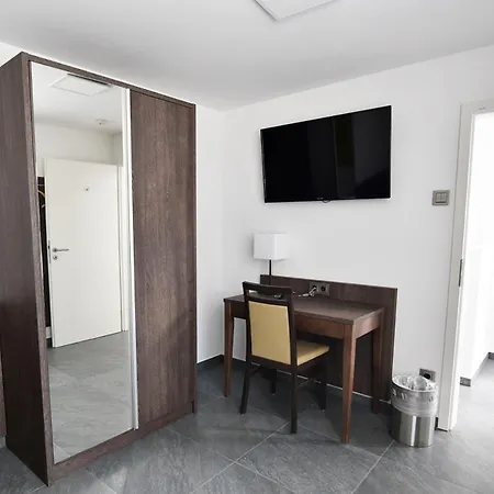בית נופש Im Tal 2 Haus - 3 Baeder, 3 Kuechen, 6 Sz, 12 Betten ברגהיים