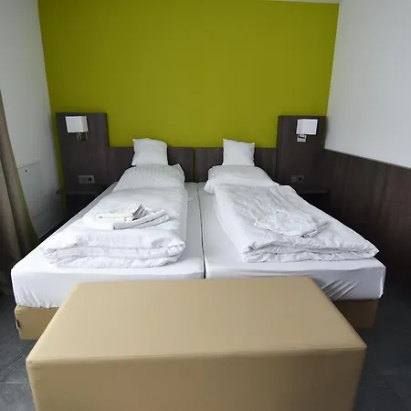Im Tal 2 Haus - 3 Baeder, 3 Kuechen, 6 Sz, 12 Betten בית נופש