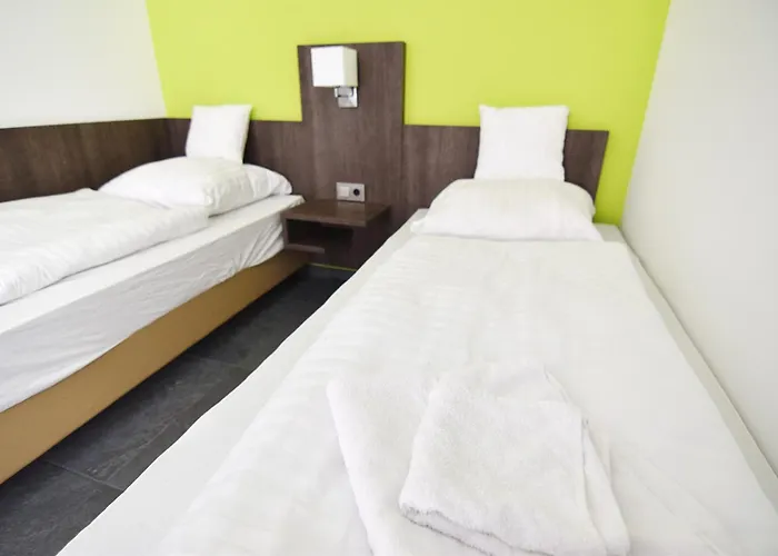 Im Tal 2 Haus - 3 Baeder, 3 Kuechen, 6 Sz, 12 Betten بيت للعطل